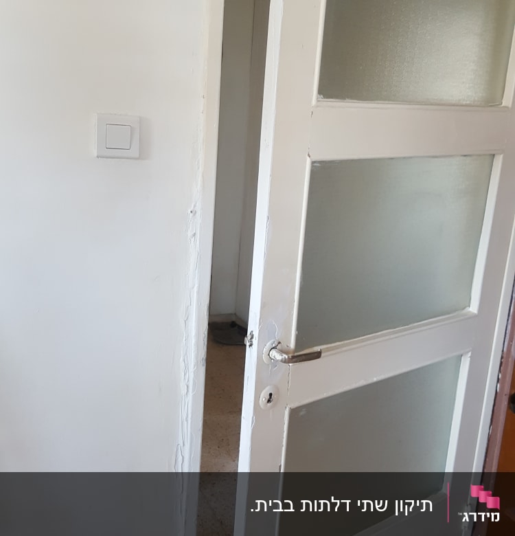 דלת עץ לבנה עם ידית מתכת